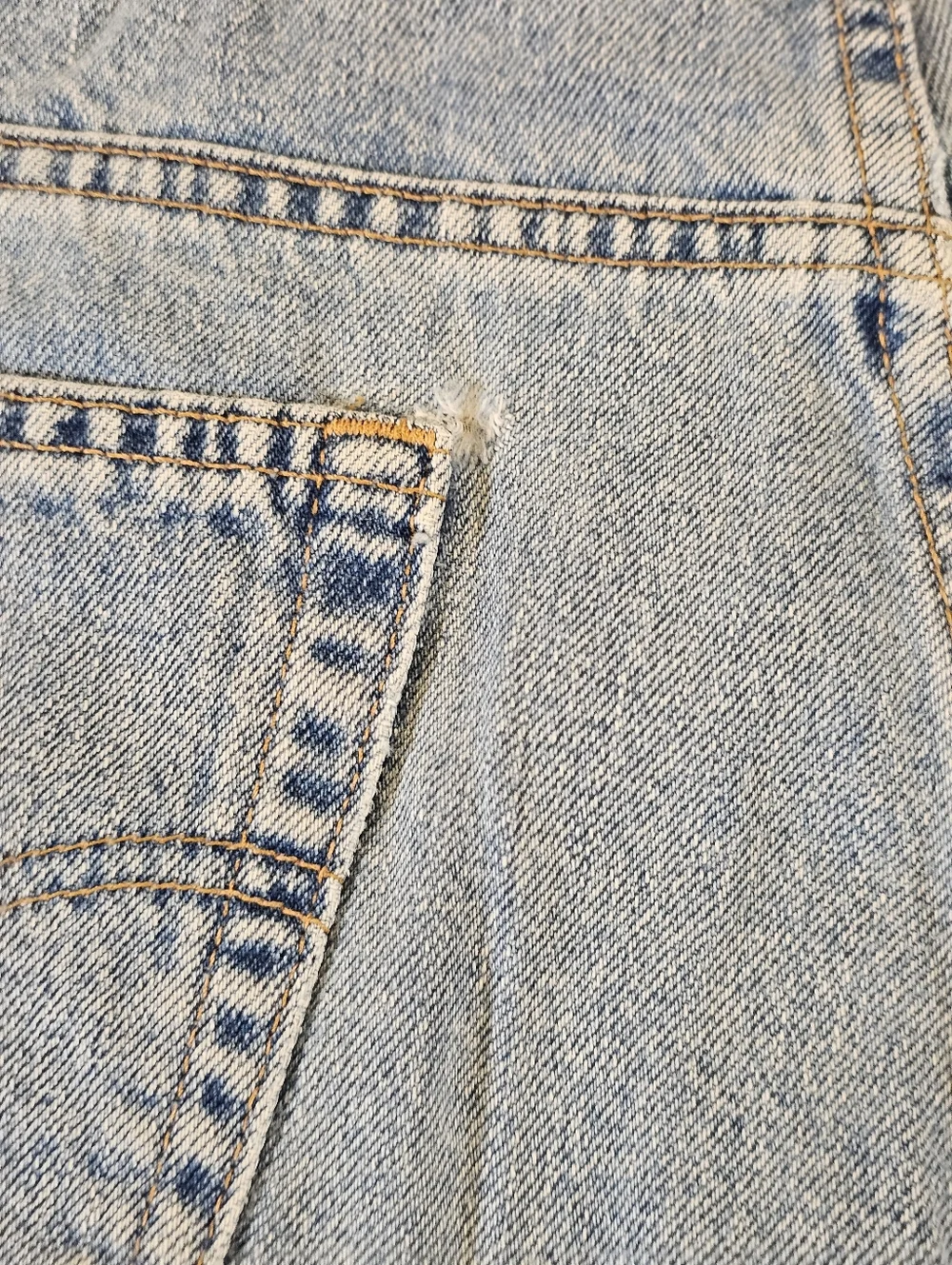 Levi 550 Shorts Relaxed Fit Thrashed Light Wash Size 36